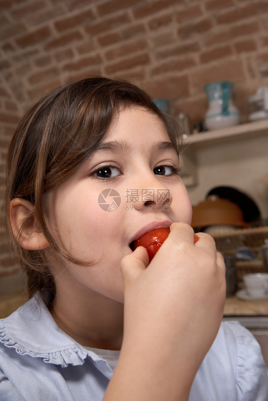 女孩吃番茄特写镜头图片