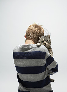 抱着猫的男孩高清图片
