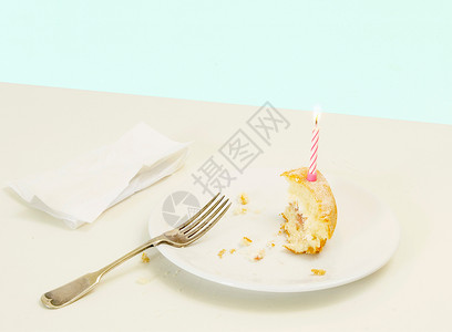 吃的剩下一半的蜡烛生日蛋糕背景图片