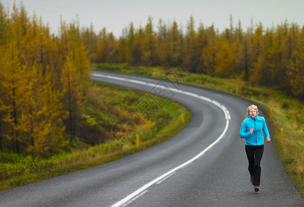 在乡村公路上跑步的女人图片