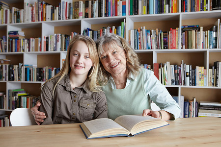 女人和孙女一起读书图片