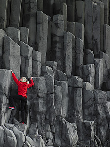 挑战不平凡女攀登玄武岩柱背景