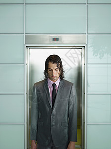 湿人站在电梯旁图片