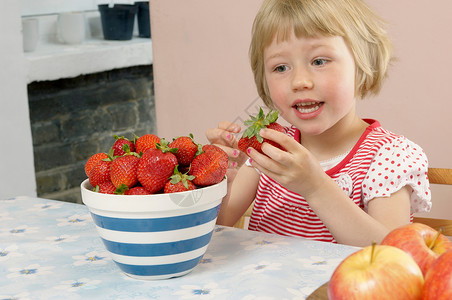 小女孩吃食物吃草莓的小女孩背景