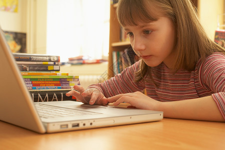 电脑孩子使用计算机的小女孩背景