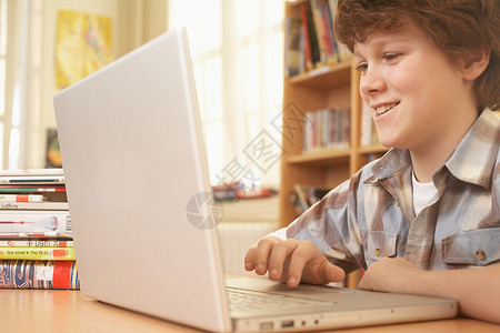 计算机课上的男孩图片