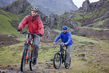 男子山地自行车在岩石小道上高清图片