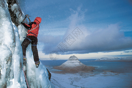 卡通攀岩人用冰镐攀登冰川背景
