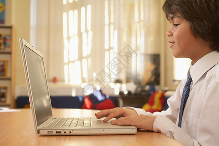 计算机上的男孩图片