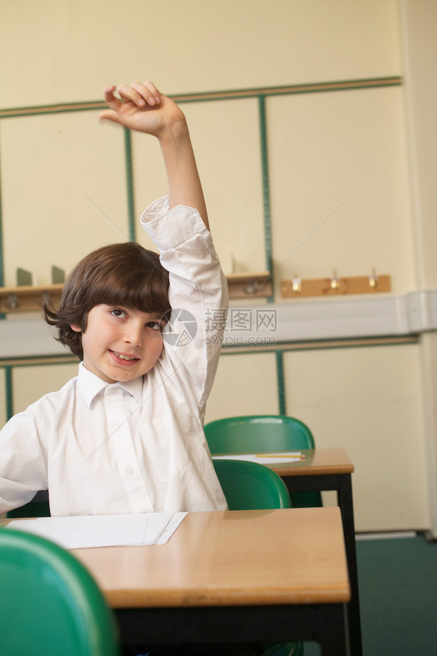 男孩在教室里举起手来图片