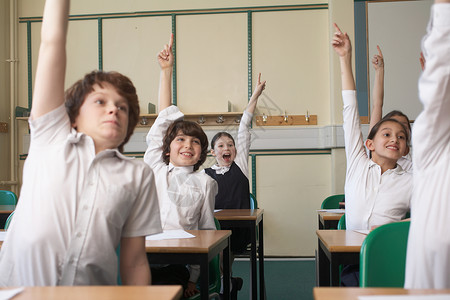 民族有希望孩子们在教室里举手背景