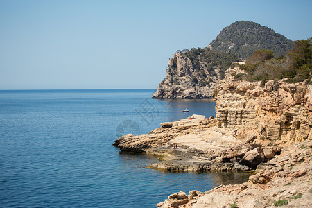 西班牙伊比沙岛悬崖和岩石海岸线景观背景