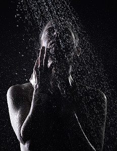 成熟女性淋浴的低调前视图高清图片