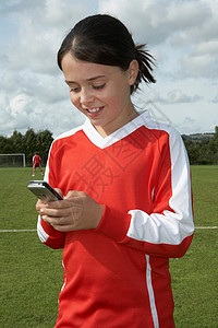 足球手机手机上的年轻女孩背景