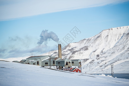 挪威斯瓦尔巴隆伊尔拜恩工厂山景高清图片