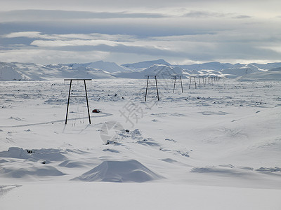 白雪皑皑的乡村景观中的电线图片