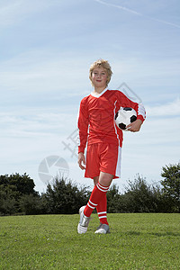 拿球的年轻男子足球运动员图片