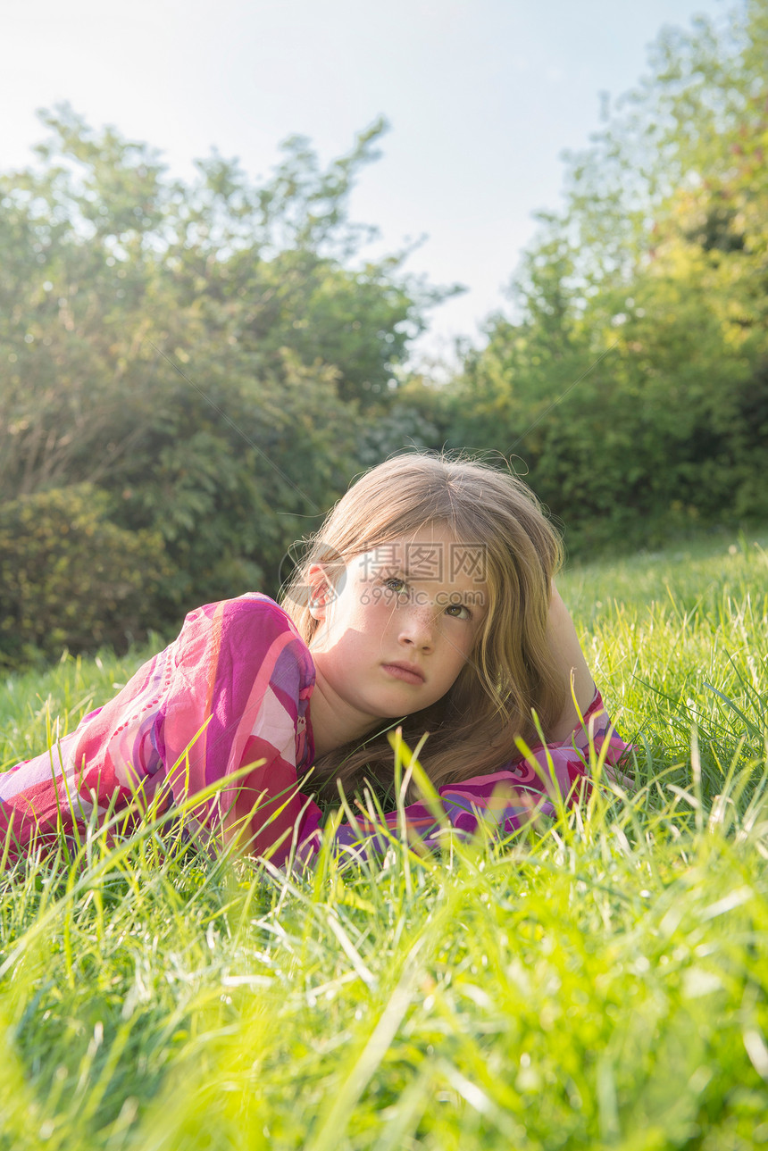 躺在草地上的女孩图片