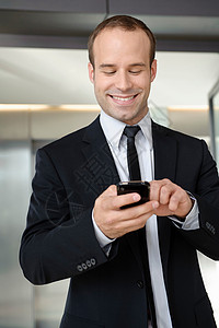 在办公室使用手机的商务人士图片