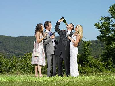 婚礼上男人喝香槟图片