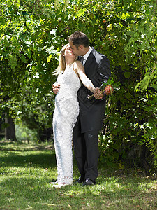 新郎新娘在花园里接吻图片
