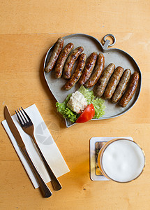 桌子上的德国纽伦堡心形托盘香肠高清图片