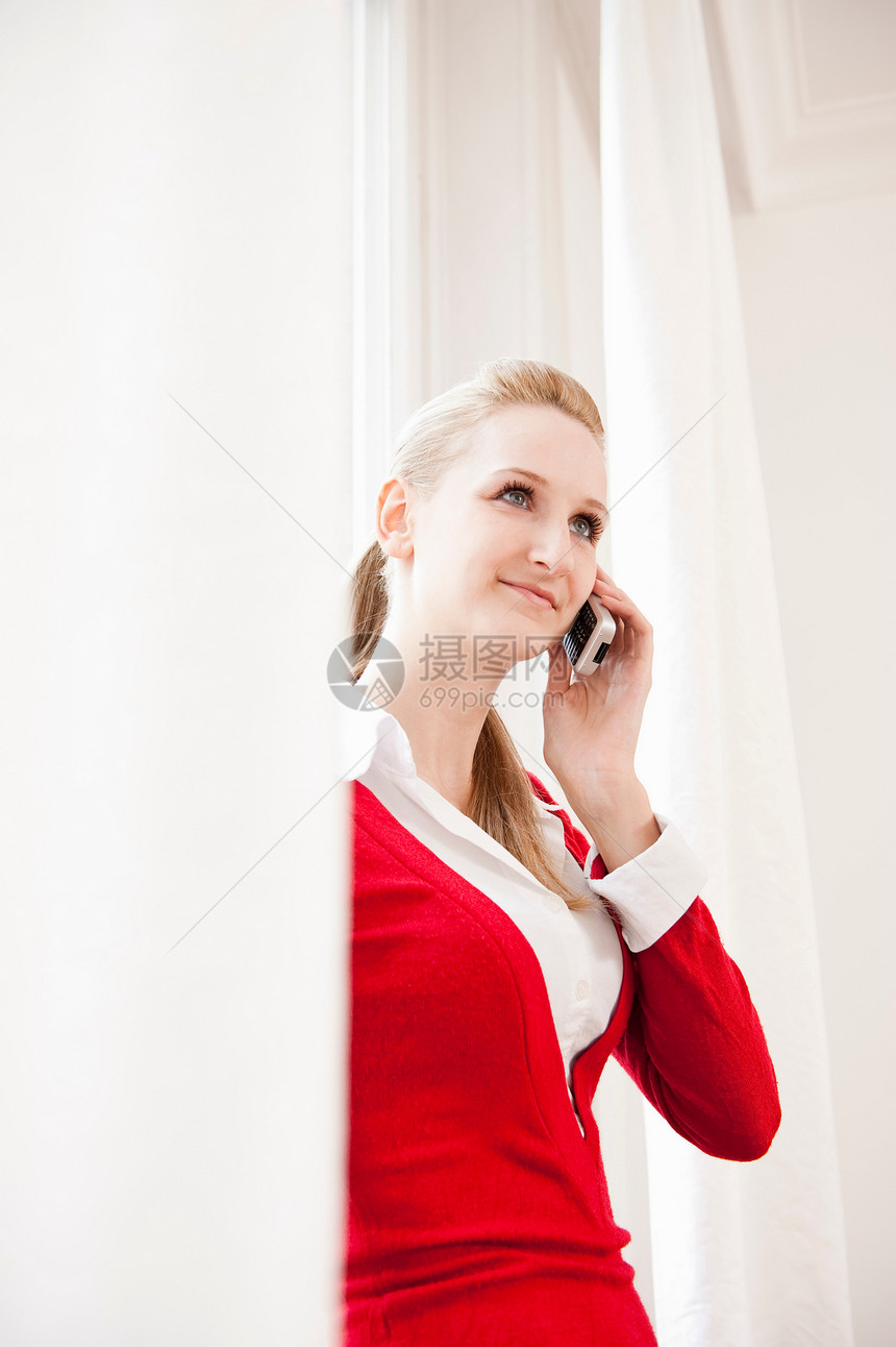 女人在微笑着打电话图片