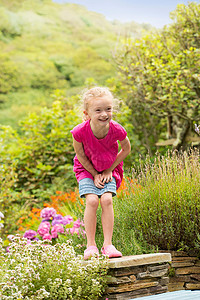 在花园里嬉戏的微笑女孩图片