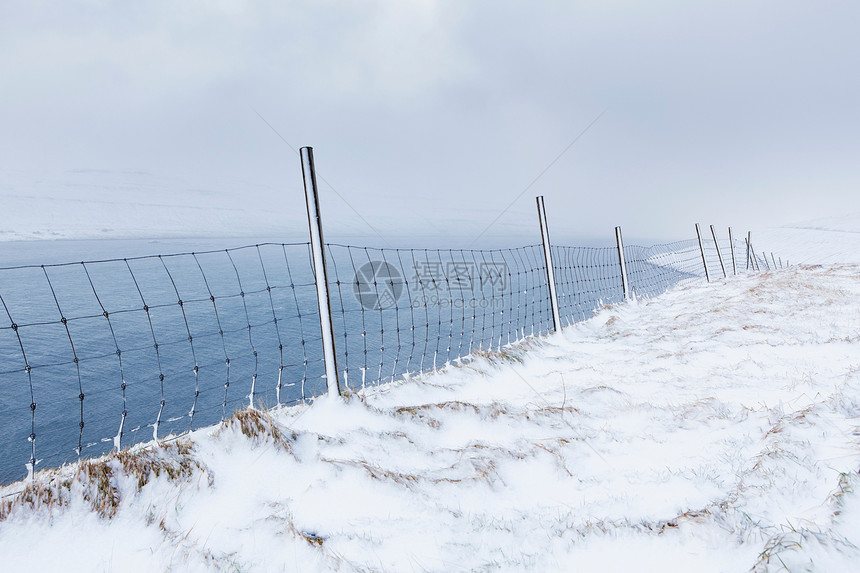 白雪皑皑的乡村景观中的栅栏图片