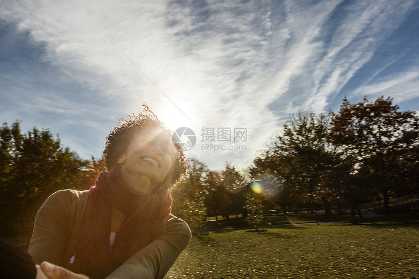 秋日公园里的年轻女子图片