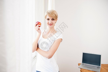 带着笔记本和吃苹果的女人图片