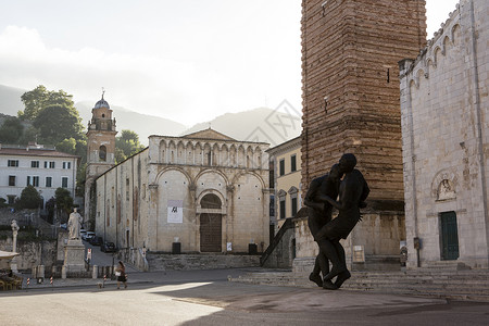 意大利托斯卡纳Pietrasanta镇广场雕像图片