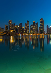 阿拉伯联合酋长国迪拜夜色湖中的建筑图片