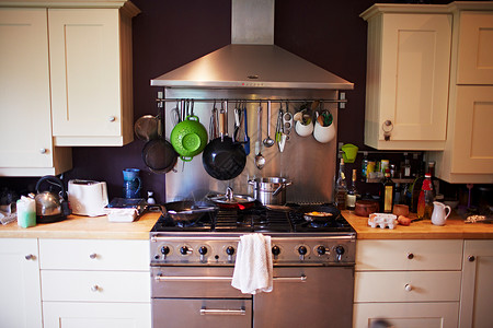 烤箱和厨房柜台图片