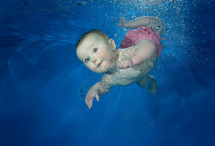 女婴在水下游泳图片