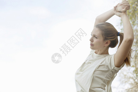年轻女子在运动前伸展手臂高清图片