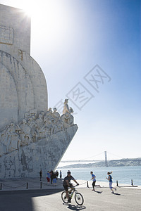 贝萨利奥在葡萄牙里斯本的贝伦，人类骑车经过发现纪念碑背景