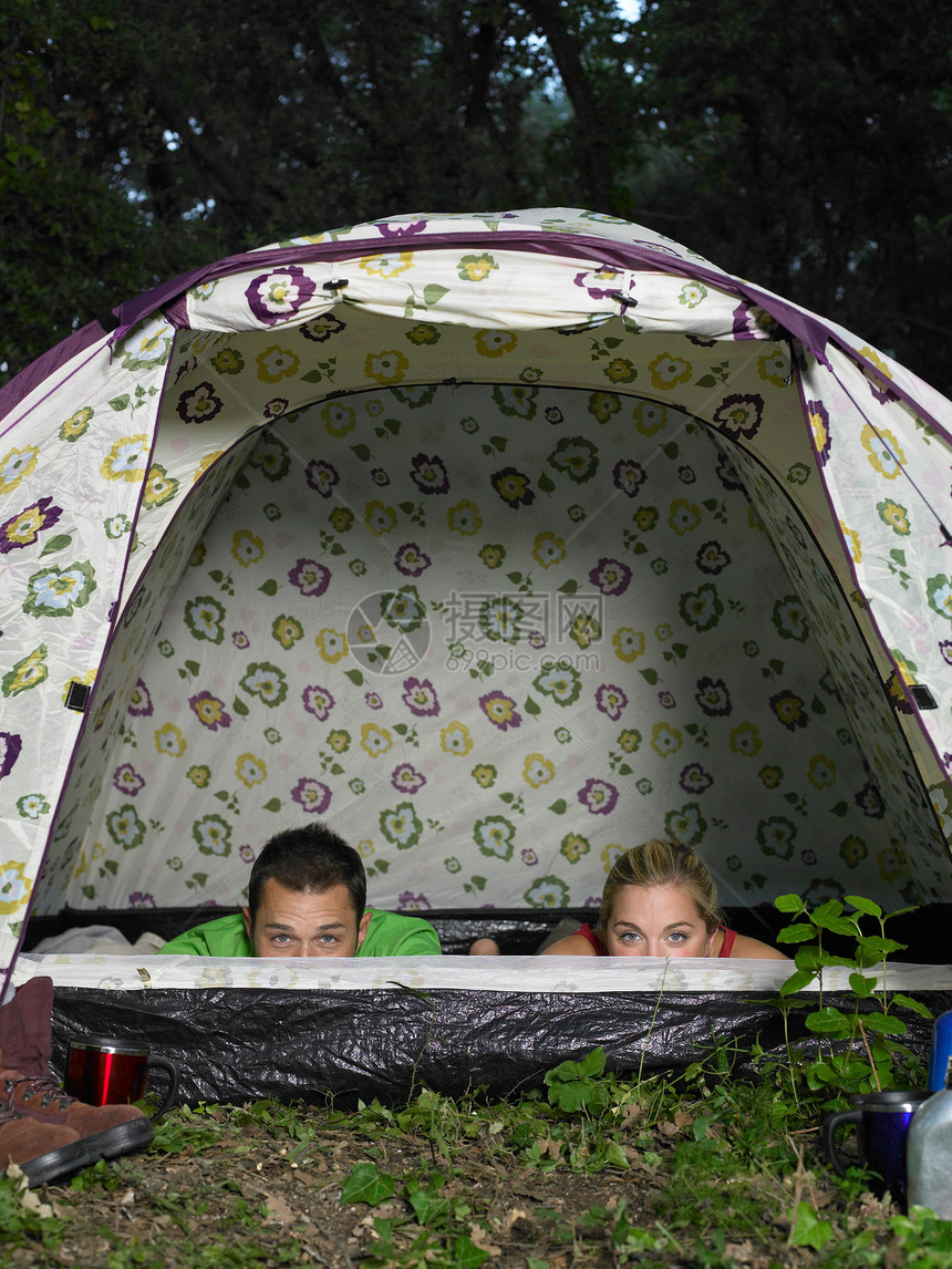 在帐篷里露营的夫妇图片