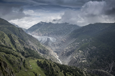 瑞士瓦莱斯山脉和阿莱奇冰川的景色图片
