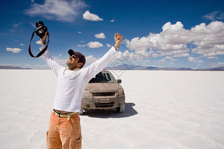 摄影师在阿根廷科尔多瓦省萨利纳斯格兰德斯的盐田庆祝背景图片