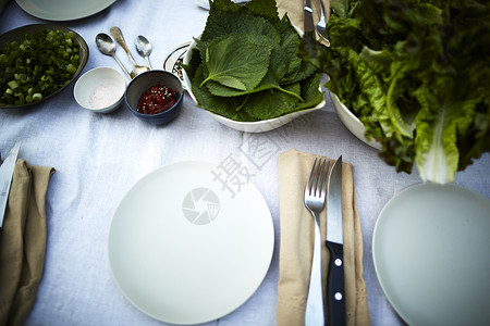 餐桌设置和桌上的新鲜蔬菜图片