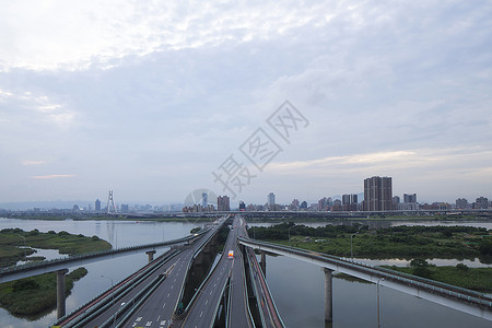 中国台湾台北高架公路与河流图片