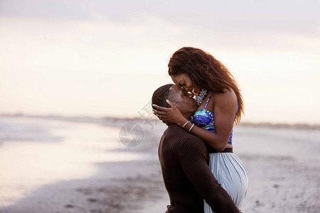 海滩上拥抱的情侣图片