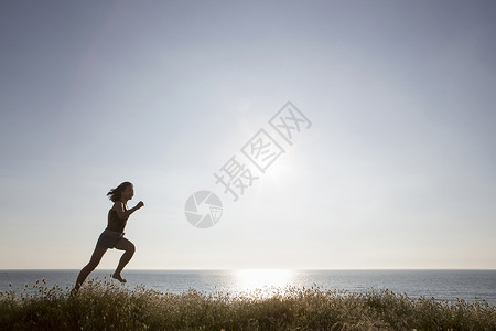 女子在海边奔跑图片