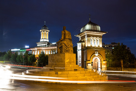 罗马尼亚克雷奥瓦，夜间纪念碑和历史建筑高清图片