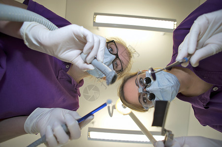 牙医和牙科护士做手术图片