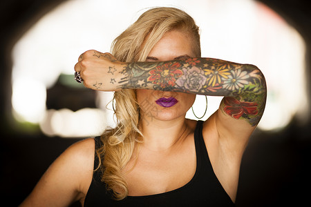 蝎子纹身图案有纹身的中年妇女肖像背景