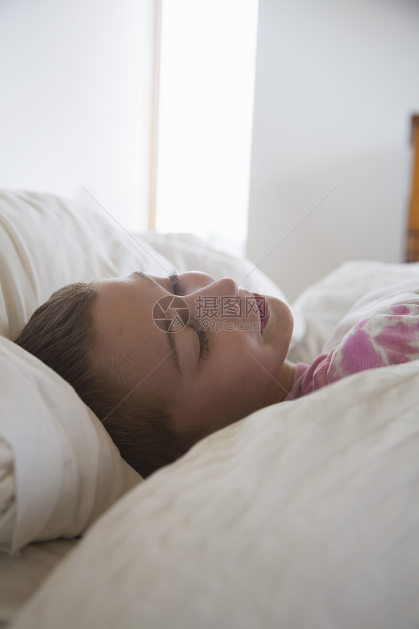 躺在床上睡觉的女孩图片