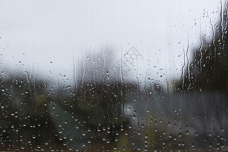 看东西模糊透过玻璃窗看到雨滴背景