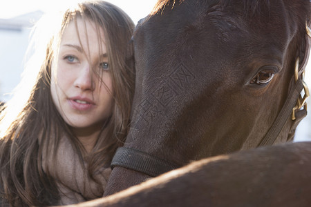 带马的年轻女子特写镜头高清图片